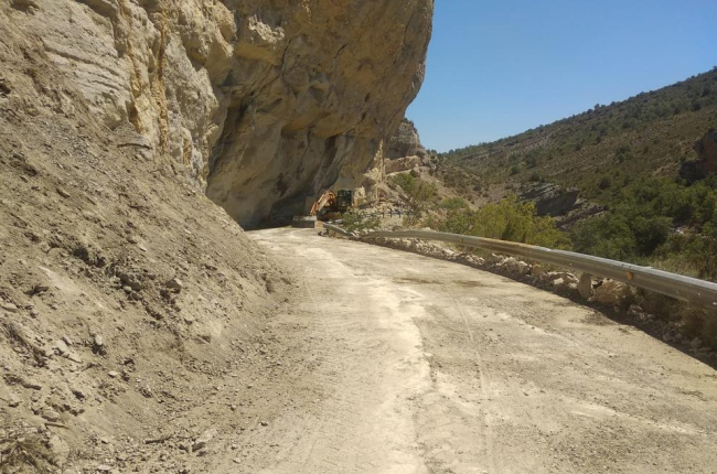 Imagen de la retirada de escombros en la carretera de Sant Esteve de la Sarga.