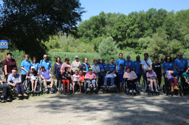 Voluntarios y personas de la Associació Aremi antes de comenzar los paseos y actividades por el Aiguabarreig en La Granja d’Escarp.