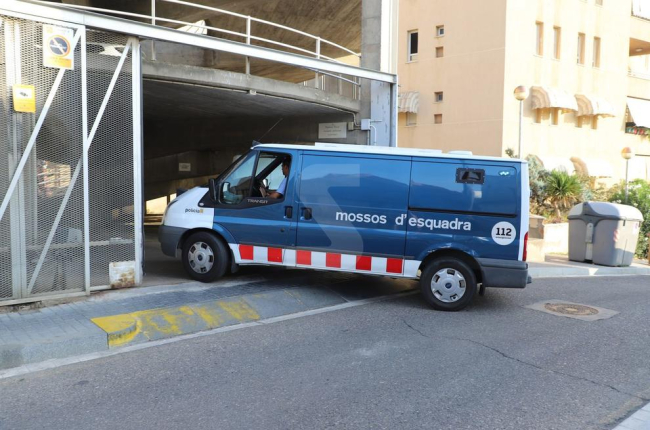 El furgó dels Mossos d'Esquadra amb la parella detinguda entra als jutjats de Lleida.
