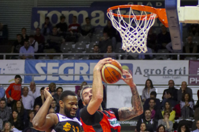 Guille Rubio captura un rebote ante Shaquille O’Neal Cleare.