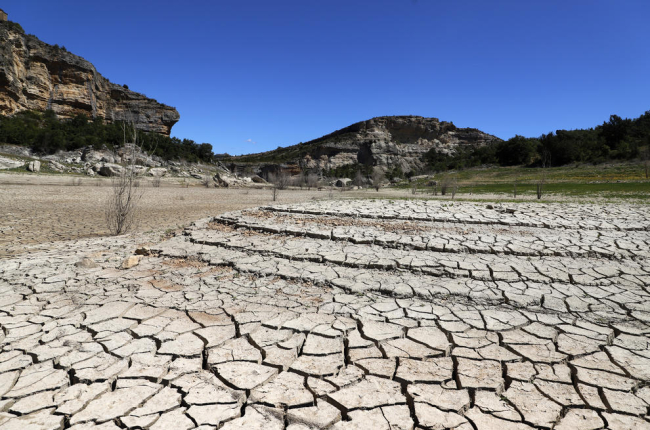 La cola del pantano de Canelles antes de entrar en el congosto de Mont-rebei totalmente seca por la falta de precipitaciones.