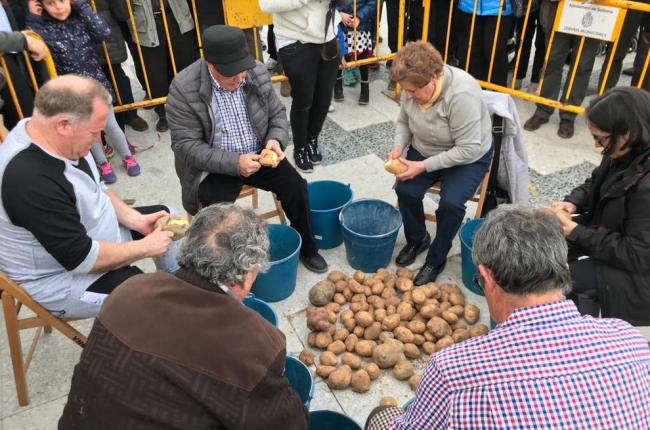 El concurso de pelar patatas atrajo a numeroso público.