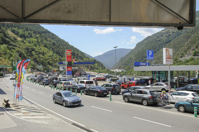 Las colas interminables y kilométricas en la vía que comunica Lleida con Andorra se repitieron ayer durante todo el día.