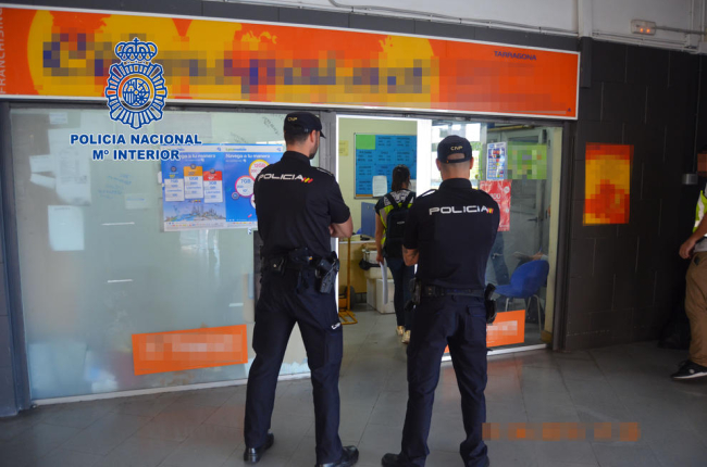 Dos agentes de la policía delante de una oficina.