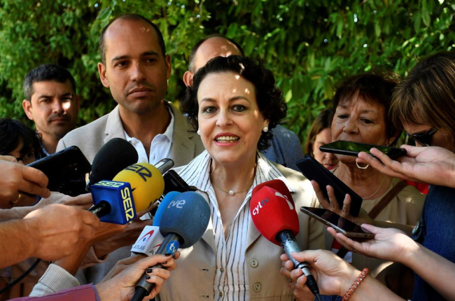 La ministra Valerio defendió ayer que el Gobierno sigue “conectado” pese a las vacaciones.