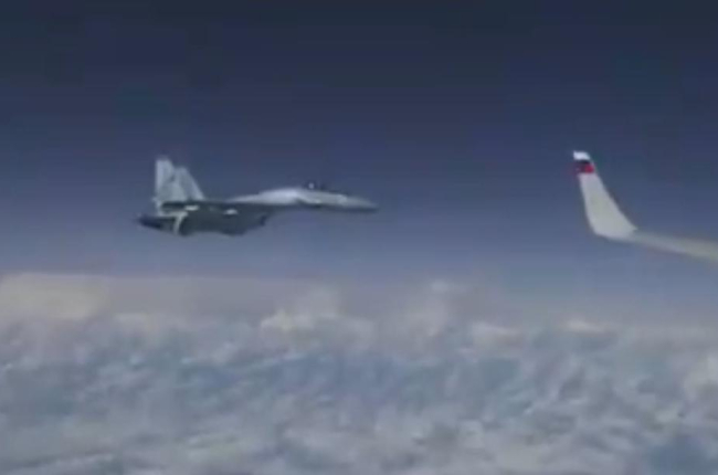 VÍDEO. Caces russos allunyen un F18 espanyol que es va atansar a l'avió del ministre de Defensa de Rússia
