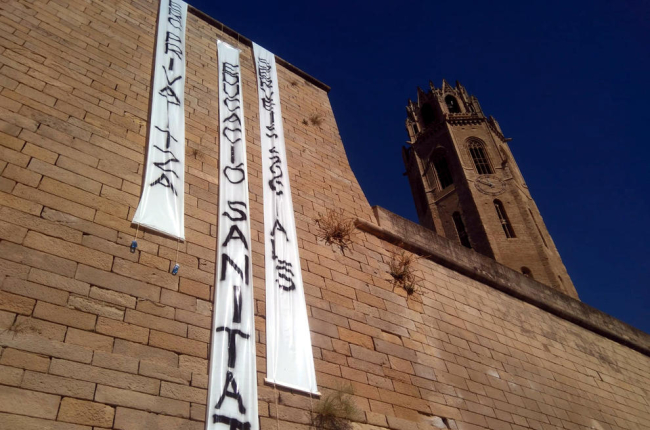 Pengen tres pancartes a la Seu Vella de Lleida contra la 'Llei Aragonès'