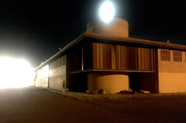 Varias personas durmiendo ayer de madrugada en los Camps Elisis.