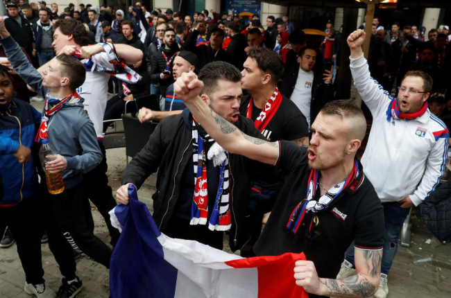 Diversos centenars de seguidors radicals de l'Olympique Lyon s'han concentrat a la plaça Artós de Barcelona.