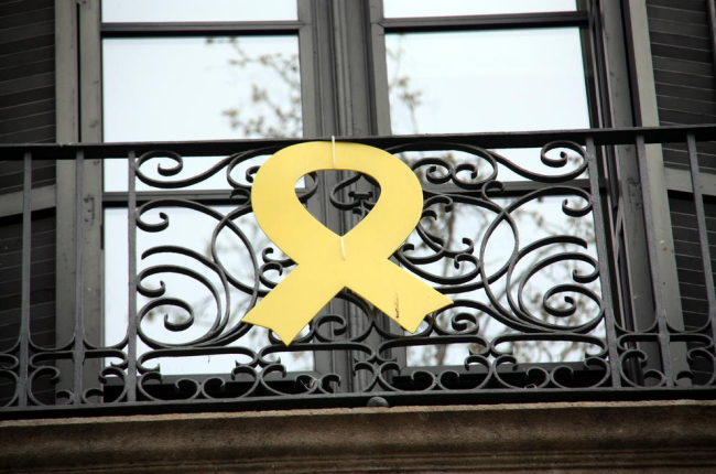 Un llaç groc a la seu del departament de Cultura de la Generalitat