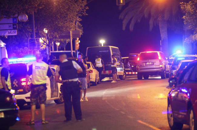 Dispositiu policial a Cambrils després de l'atac i l'acció que va acabar amb la vida dels terroristes.