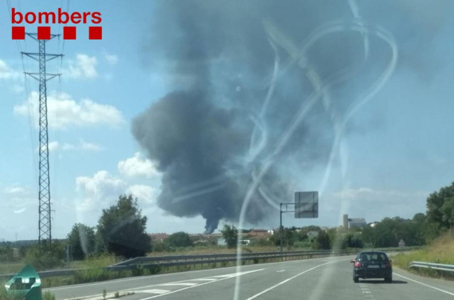 Columna de fum de l’incendi de Riudellots.