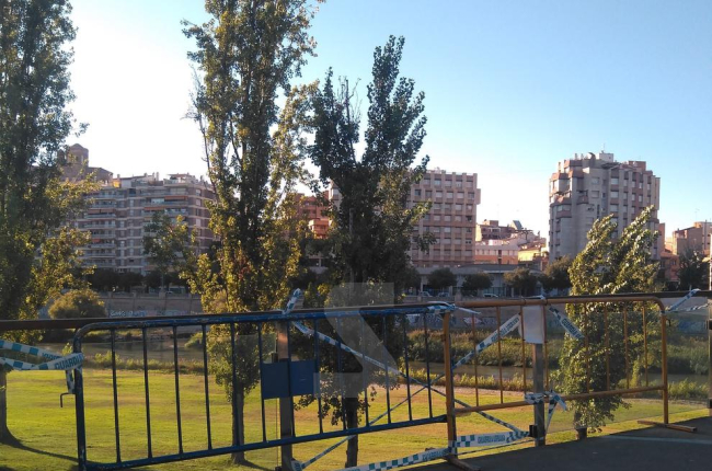 Tanques en lloc de vidre a la passarel·la dels Camps Elisis de Lleida