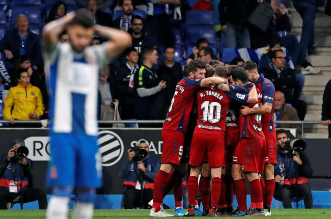 Jugadores de Osasuna celebran uno de los goles que le marcaron ayer al Espanyol.