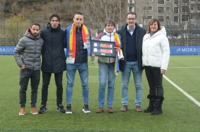 Els clubs van homenatjar l'exentrenador Emili Vicente, amb la seua viuda, Antònia, i el fill gran