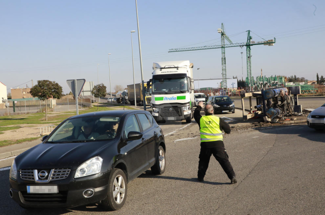 Un trabajador, regulando el tráfico de la vía después del accidente en la carretera Ll-11 de Lleida