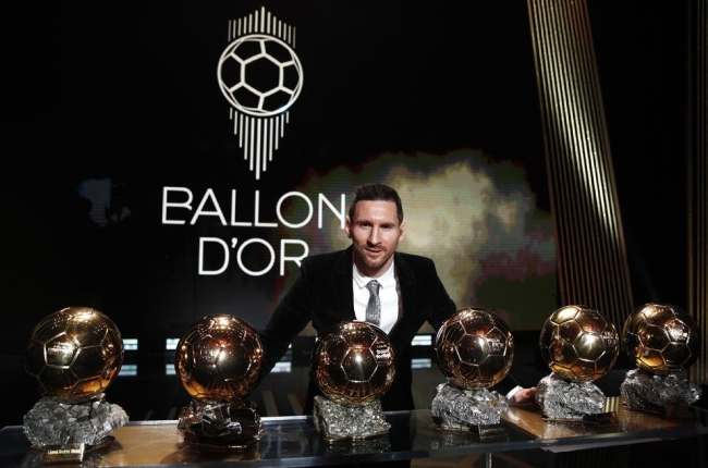 Leo Messi posa con los seis Balones de Oro que ha conquistado en su brillante carrera.