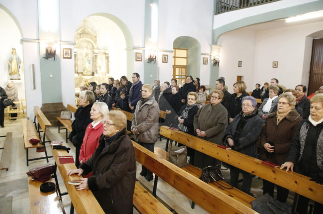 Celebració d'una missa a l'església de la Granja d'Escarp.