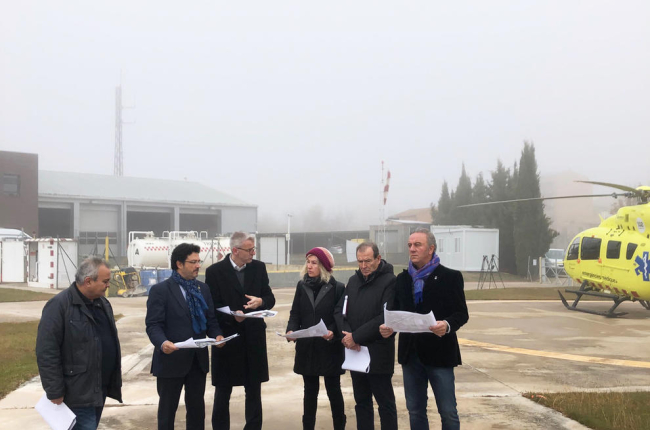 Visita de Isidre Gavín y representantes del territorio al helipuerto.