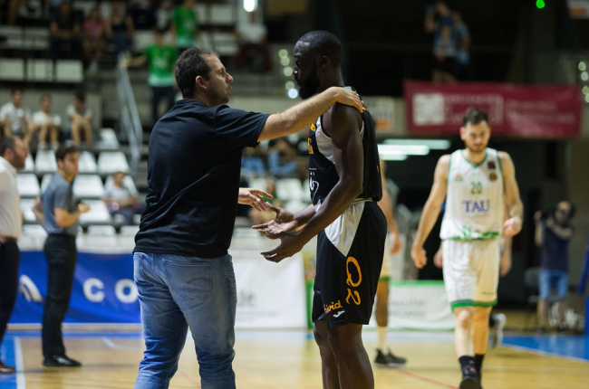 Jorge Serna, aleccionando a Mike Carey durante el partido disputado en la pista del Castellón.