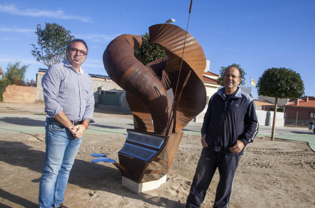 El concejal de Urbanismo, Enric Valls, y el artista junto a la escultura.
