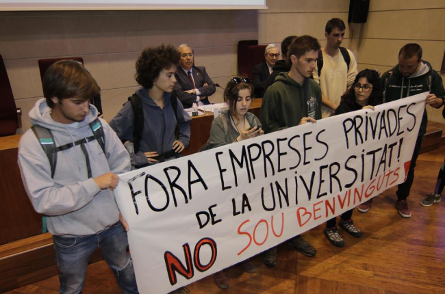 Imatge de l’acte de boicot d’un grup de joves a una conferència a la UdL el maig del 2017.