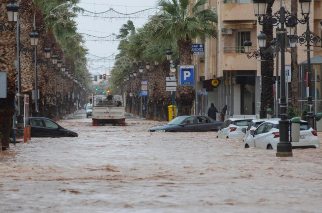 Una calle de la localidad murciana de Los Alcázares, ayer, inundada.