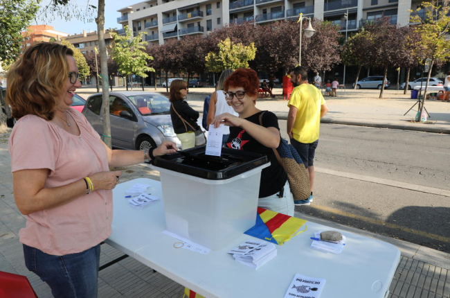 Més de 200 persones van participar ahir en la votació per commemorar l’1-O davant de l’Escola Oficial d’Idiomes (EOI) de Lleida.