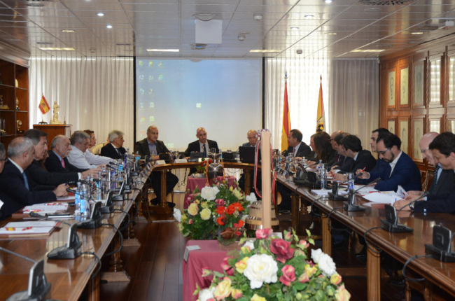Andreu Subies, ayer a la derecha de Luis Rubiales, en la primera reunión de la nueva junta de la RFEF.