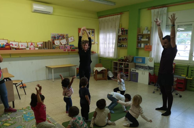 Imatge de la primera classe de ioga que es va impartir ahir a l’escola bressol d’Alfarràs.