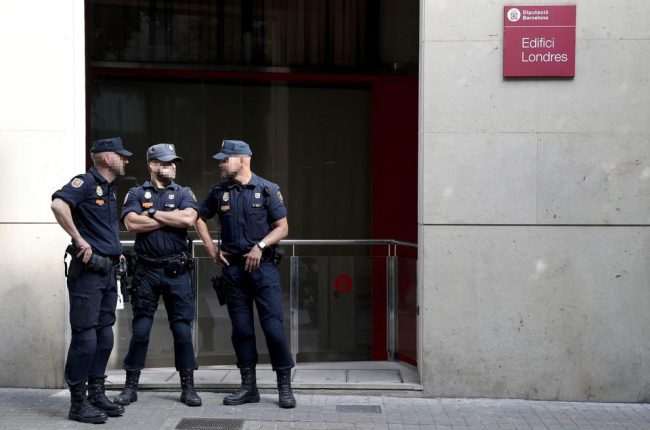 Agents de la Policia Nacional a la seu de la Diputació de Barcelona