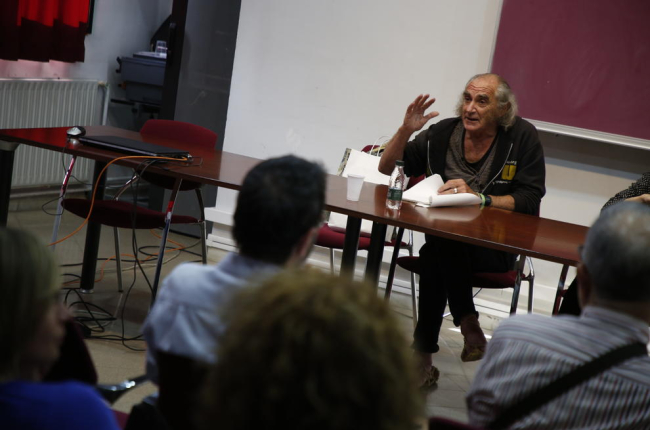 El cantautor Pau Riba ofreció ayer en la UdL su faceta de poeta.