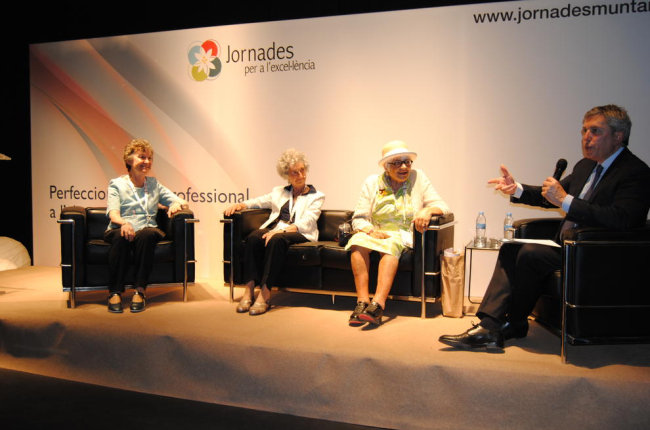 Maria Barbal, Lourdes Benería y Pilarín Bayés en la mesa sobre mujeres en vanguardia, moderada por el periodista Josep Puigbó. 