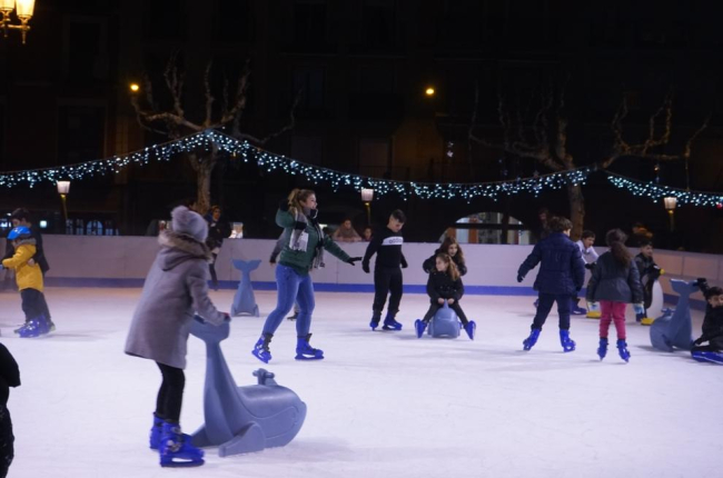 Sort estrena pista de hielo  -  Sort estrenó ayer una pista de patinaje sobre hielo en la plaza Major de la localidad para dinamizar el comercio local durante la temporada de Navidad. La pista estará abierta al público hasta el 5 de enero, de la ...