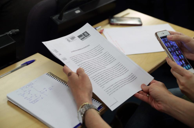El documento de la moción de censura registrado por el PSOE en el Congreso.