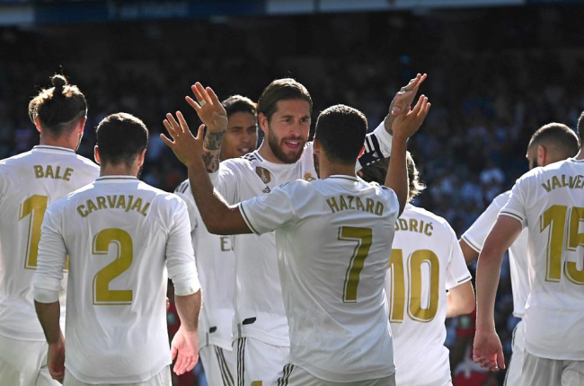 Sergio Ramos felicita Hazard pel seu primer gol amb el Madrid.