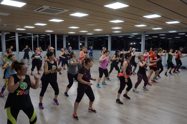 Sesión de fitness y pádel en el Sícoris Club a favor de La Marató