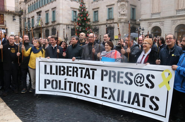 Algunos de los alcaldes y regidores que ayer marcharon por Barcelona en favor de los presos.