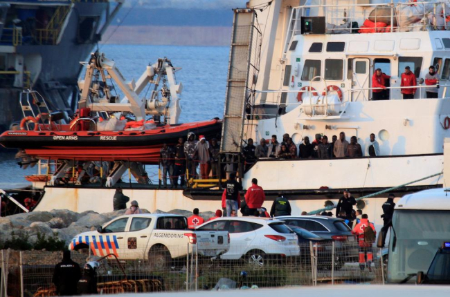 Imagen del desembarco de los inmigantes del barco Open Arms en el puerto de Algeciras.