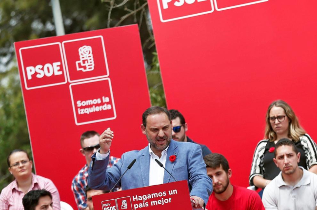 El secretario de Organización del PSOE, José Luis Ábalos, interviene en la Fiesta de la Rosa de la localidad valenciana de Torrent.