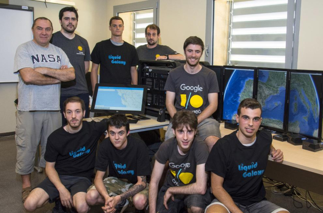 Foto de grupo de los becados junto a su mentor, Andreu Ibáñez.