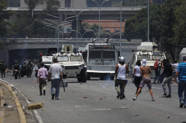 Simpatitzants de Guaidó s’enfronten a les forces veneçolanes als afores de la capital veneçolana.
