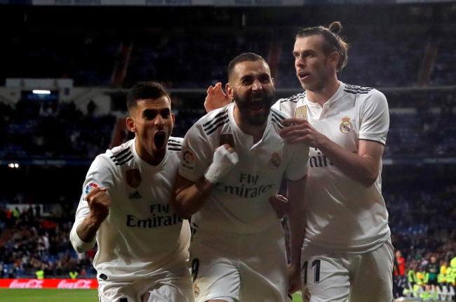 Benzema és felicitat per Ceballos i Bale després de salvar l’equip d’un altre daltabaix.