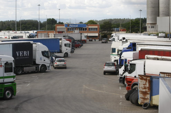 Imagen de numerosos camiones en el Polígono El Segre de Lleida. 