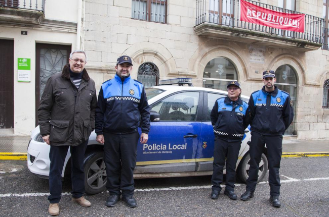 El alcalde, Salvador Bonjoch, y los tres vigilantes de Bellpuig con uniforme de policía esta semana.