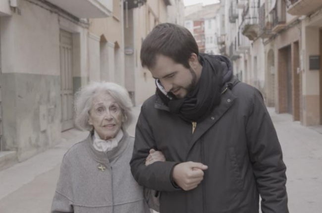 Ricard Ustrell pasea mientras conversa con la veterana actriz Montserrat Carulla.
