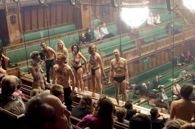 Varios activistas climáticos se desnudan durante el debate del Brexit en la Cámara de los Comunes.