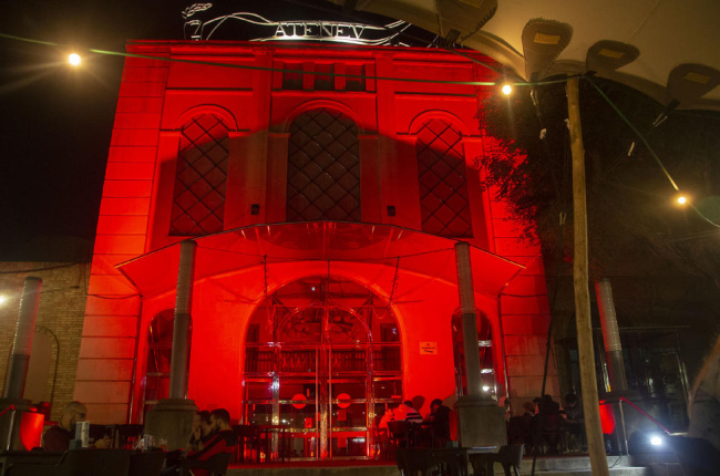 La fachada de Teatre Ateneu y la fuente del Pati de Tàrrega se iluminaron anoche de rojo.