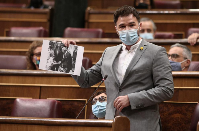 Rufián, ayer en el Congreso, con la imagen de Felipe VI y Franco.