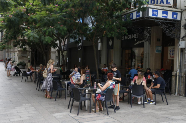 Imatge d’una terrassa d’un bar amb clients al costat de la plaça Sant Joan de Lleida ciutat.